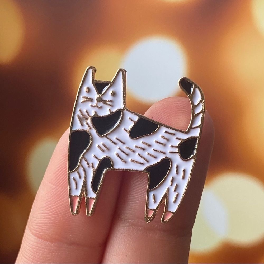 White & Black Kitty Enamel Pin/ Brooch